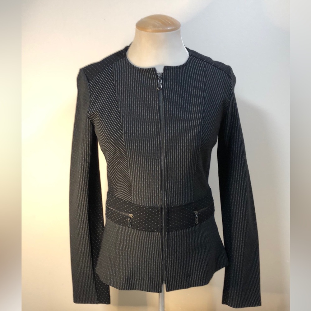 NWT Melanie Lyne Zip Up Blazer. Size 2. NEW